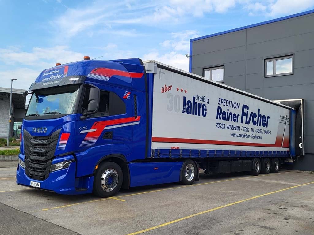 05-L-T Bild 3 10-8 2023_0306 Iveco an der Rampe Hof